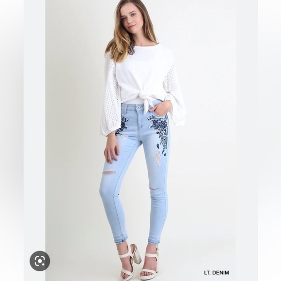 Umgee Skinny Jeans w Floral Patch design - Picture 1 of 9